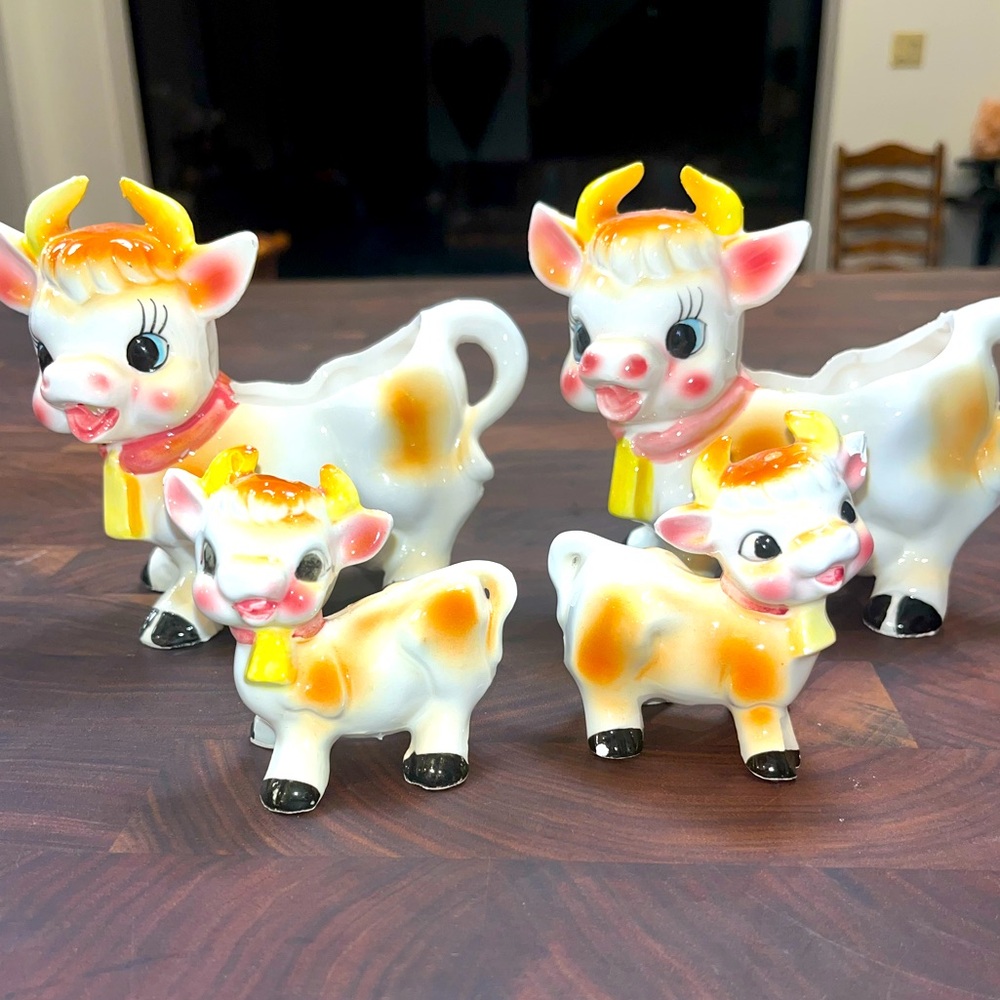 Vintage ceramic 4pc set of cow salt and pepper shakers and milk creamer